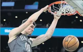  ?? FOTO: AP ?? Rodions Kurucs, machacando el aro. El ex azulgrana está jugando a gran nivel en la NBA