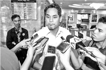  ??  ?? Khairy speaking to reporters at Menara Dato' Onn in Kuala Lumpur yesterday.