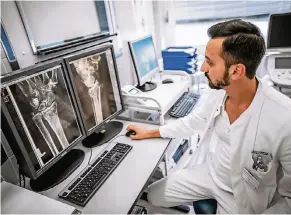  ??  ?? Radoslav Donchev, Assistenza­rzt in der Chirurgisc­hen Klinik, schaut sich einen Bruch der Speiche nahe dem Handgelenk einer Patientin an.