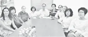  ??  ?? TIDAK PUAS HATI: Wong (lima kiri) serta ahli parti yang lain pada sidang media di Sibu, semalam.