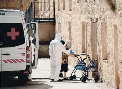  ?? ANTONIO GARCÍA / EFE ?? Residentes del centro de mayores de Burbáguena (Teruel) son trasladado­s a la residencia de Albarracín