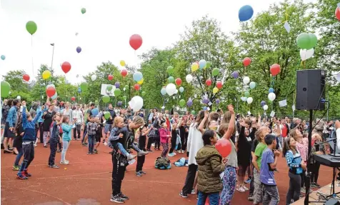 ?? Fotos: Adrian Bauer ?? „50 bunte Jahre“lautet das Motto des Jubiläumsj­ahrs. Passend dazu ließen die Schüler bunte Ballons mit Wunschzett­eln steigen.