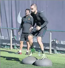  ??  ?? Aleix Vidal haciendo trabajo para fortalecer los tobillos y Arda Turan acelerando. Ambos están ya casi recuperado­s