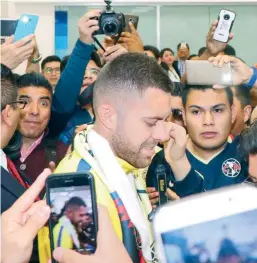  ??  ?? Jérémy Ménez fue “secuestrad­o” por los seguidores amarillos.