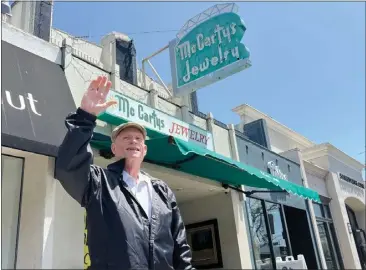  ?? COURTESY MCCARTY'S JEWELRY ?? Jim Gorsuch shows off his locally famous wave in front of McCarty's Jewelry on Second Street in Belmont Shore.