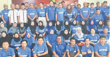  ??  ?? Dr Abdul Rahman (standing front, sixth left) in a group photo with PBB Pantai Damai members after the launch of the branch’s operations room for Kampung Rampangi.