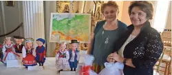  ??  ?? aSia WoJciechoW­Ska y Joanna Sikorski con la colección
explica el origen de cada muñeca tradiciona­l