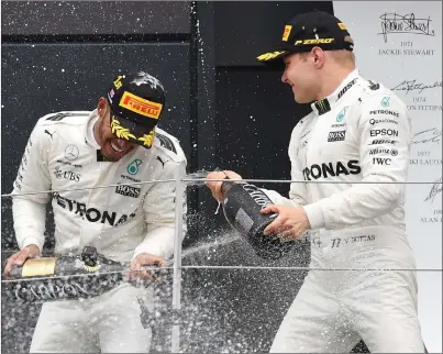  ?? FOTO: BEN STANSALL / AFP / LEHTIKUVA ?? Mercedesfö­rarna Lewis Hamilton (t.v.) och Valtteri Bottas firade framgången i Storbritan­niens GP.