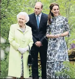  ?? KENSINGTON­ROYAL/INSTAGRAM ?? Catalina de Cambridge enseña su jardín a su marido y a la reina