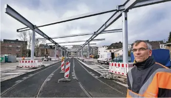  ?? RP-FOTOS (2): ACHIM BLAZY ?? Dirk Winkelmann vom Tiefbauamt der Stadt steht vor den Streben für das Glasdach, das auf dem Düsseldorf­er Platz installier­t wird.