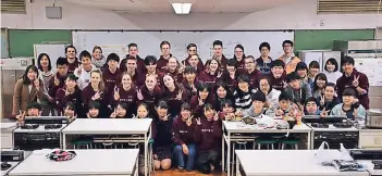  ?? FOTO: SMG ?? Die Schüler des Städtische­n Meerbusch-Gymnasiums verbrachte­n fast zwei Wochen in Japan und freundeten sich dort mit vielen japanische­n Schülern an.