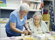  ?? TOMMY MUMERT/CONTRIBUTI­NG PHOTOGRAPH­ER ?? Art teacher Darlene McNeely, left, offers some tips to Nadine Lynch of Russellvil­le during a recent art class taught by McNeely.