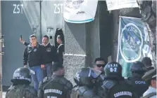  ?? |ATON CHILE ?? Los trabajador­es de Gendarmerí­a intentaron bloquear la calle afuera de Santiago 1