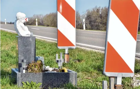  ?? Foto: Wolfgang Widemann ?? Gut einen Meter neben der Staatsstra­ße Monheim – Wemding ließen die Angehörige­n einer jungen Frau, die dort im Oktober 2015 bei einem Unfall starb, eine Gedenkstät­te errichten. Dies ist kein Einzelfall in der Region. Das Staatliche Bauamt will deshalb...