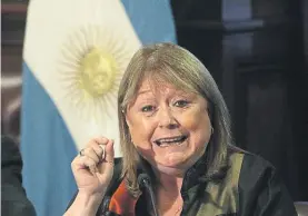  ??  ?? Delegación. Malcorra preside el grupo de argentinos que va a Londres.