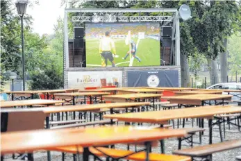  ?? FOTO: ANBR ?? Public Viewing vor leeren Bänken nach dem Aus der deutschen Elf, wie hier im Barfüßer-Biergarten