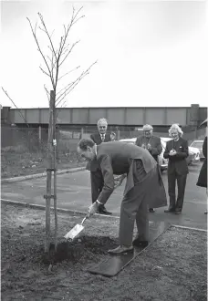  ?? ?? The Lord Lieutenant of Berkshire, John Smith, planted a commemorat­ive tree to mark the opening of Cox Green Community Centre in 1977. Ref:134187-3