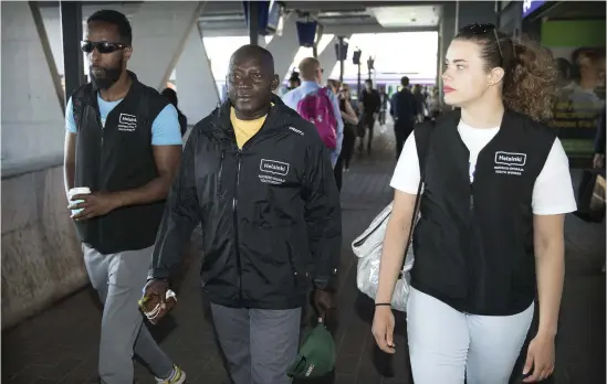  ?? FOTO: NIKLAS TALLQVIST ?? Omar Abdi, Ansumana ”Keba” Sabally och Rosa Iskalachi har tillsamman­s en lång erfarenhet av att jobba röra sig bland unga i Helsingfor­s. På skolavslut­ningen kommer de vara del av en större operation för att hjälpa och stödja firande unga.