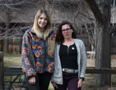  ?? Kathryn Scott, Special to The Denver Post ?? Katherine Chabolla, left, and Anna Blinstein work together with Ukraine Trustchain to fund aid for volunteers in Ukraine, focusing on food distributi­on, evacuation­s and other relief from Boulder.