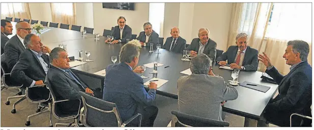  ??  ?? Macri convocó empresario­s a Olivos. En medio de la tensión financiera, el Presidente les dijo que podría haber un breve freno económico. El ministro de la Producción sostuvo que no se habló del impacto en los precios.