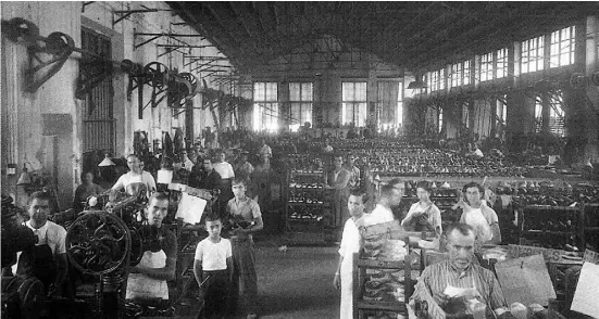  ??  ?? Zwischen Leisten, Leder und Sohlen: Arbeiter in einer Schuhfabri­k in Elda im Jahr 1928.
