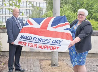  ??  ?? Showing their appreciati­on Provost Jean Jones and Councillor David Cullen with the special flag