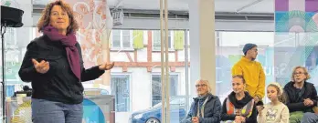  ?? FOTO: KUNSTSCHUL­E ?? Landtagsab­geordnete Petra Krebs war zu Besuch in der Kunstschul­e.