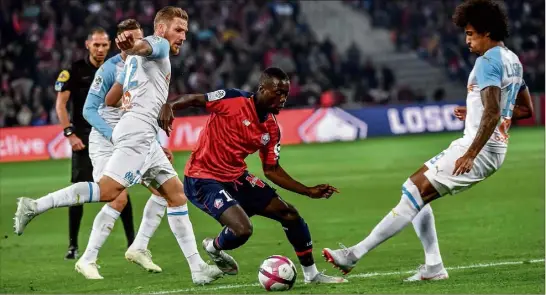  ?? (Photo AFP) ?? Nicolas Pépé et les Lillois ont malmené les Marseillai­s. L’internatio­nal ivoirien a ouvert le score, sur penalty, de dauphins du PSG ! Une belle douche froide pour l’OM... et la voie aux Nordistes, qui occupent ce matin la place