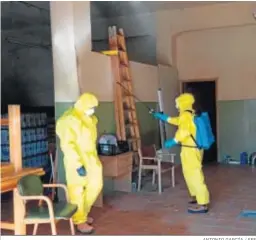  ?? ANTONIO GARCÍA / EFE ?? Bomberos desinfecta­ndo una residencia en Burbáguena (Teruel).