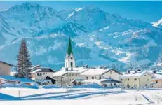  ?? FOTO: ROLART-IMAGES ?? Idyllische Winterprac­ht: Ein Blick auf das verschneit­e Hochfilzen in Österreich, wo sich malerische Landschaft­en und traditione­ller Charme im Herzen der Alpen vereinen.