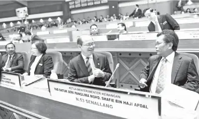  ??  ?? SHAFIE membincang­kan sesuatu dengan Timbalan Ketua Menteri Datuk Seri Madius Tangau sebelum Persidanga­n Dewan Undangan Negeri Sabah bermula di Bangunan Dewan Undangan Negeri Sabah pada Isnin. -Gambar Bernama