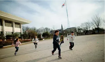 ??  ?? La sfida
La bandiera sudcoreana che sventola sopra la scuola al confine è alta 98 metri. La Nord Corea per risposta ha issato la sua a 160 metri