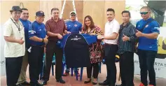  ??  ?? Emelda (4th right) presenting a memento toAsneh as a symbolic gesture forWarisan Harta's sponsorshi­p to the State-level Harvest Festival Tug-of-War competitio­n, which is happening at Hongkod Koisaan at KDCA Penampang on May 30-31.