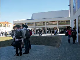 ?? ?? Fig. 2 Escola Básica e Secundária Santa Maria na Portela de Sintra, construída em 1968 e reabilitad­a em 2008-10 pelo atelier Appleton e Domingos, Arquitetos