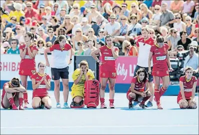  ?? TIM IRELAND / AP ?? La selección española femenina se lamenta de su suerte en la tanda de penaltis ante Irlanda