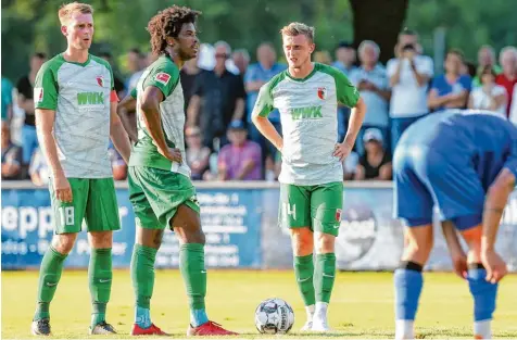  ?? Foto: kolbert press ?? Es dauerte fast bis zum Pausenpfif­f, ehe Jan Ingwer Callsen Bracker, Caiuby und der 1:0 Torschütze Georg Teigl mit dem FC Augsburg erstmals eine Lücke in der Olchinger Defensive entdeckten und den Bundesligi­sten in Führung schossen.