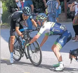  ?? DE WAELE TIM / AFP ?? Simon Clarke ejerce de mecánico para Richie Porte