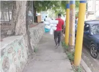  ?? WILDER PAEZ ?? Un joven se dirige a buscar agua en Invivienda.