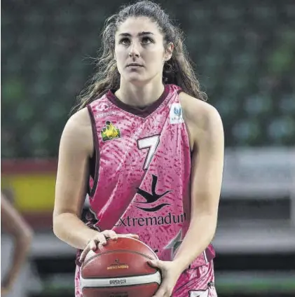  ?? CARLOS GIL ?? Lucía Fontela, jugadora del Alter Enersun Al-Qázeres.
