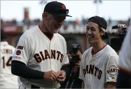  ?? PHOTOS: NHAT V. MEYER — STAFF PHOTOGRAPH­ER ?? Bruce Bochy laughs with former Giants pitcher Tim Lincecum following a postgame ceremony honoring the retiring manager on Sunday.