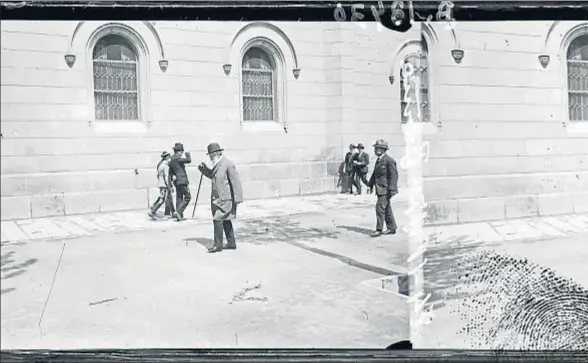  ?? ARNAU IZARD / ARXIU FOTOGRÀFIC CENTRE EXCURSIONI­STA DE CATALUNYA ?? Imagen de una de las placas fotográfic­as de Izard donde se puede leer la inscripció­n “Barna, 24/IV/1917”