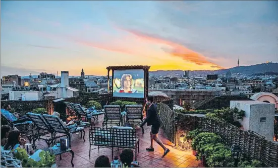  ??  ?? La terrassa més alta d’El Palace s’ha convertit en una sala de cinema privilegia­da a l’aire lliure