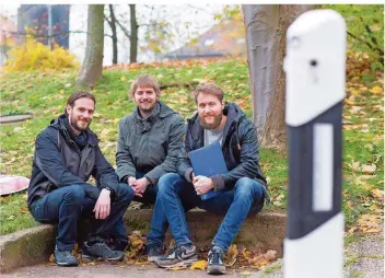  ?? FOTO: RICH SERRA ?? Die Studenten Benjamin Kirsch, Daniel Gillo und Julian Neu (von links) haben ein System entwickelt, mit dem sie über Sensoren in Leitpfoste­n Falschfahr­er erkennen können.