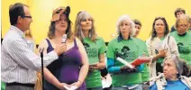  ?? JIM THOMPSON/JOURNAL ?? Robyn Richards of Albuquerqu­e asks a question about the U.S. Fish and Wildlife Services’s proposed recovery plan for the Mexican gray wolf during Saturday’s public meeting.