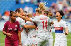  ?? FOTO: REUTERS ?? Ada Hegerberg og lagvenninn­ene i Lyon jubler for Lucy Bronzes 1–0-scoring mot Manchester City.