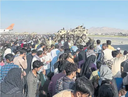  ?? SHEKIB RAHMANI THE ASSOCIATED PRESS FILE PHOTO ?? U.S soldiers stand guard along a perimeter at the internatio­nal airport in Kabul, Afghanista­n, Monday.