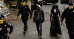  ?? FOTO: HBO ?? MASKERTE: Politi med gule masker sammen med detektiven Looking Glass og politiette­rforsker Angela Abar/Sister Night.