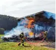  ?? Foto: Feuerwehr ?? Als Strohlager diente diese brennende Scheune bei Hirschbach.