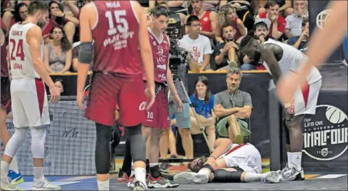  ?? ?? Marc Gasol, pívot del Bàsquet Girona, se agarra la rodilla entre gestos de dolor en el tercer cuarto de las semifinale­s contra el IGC Lledia.