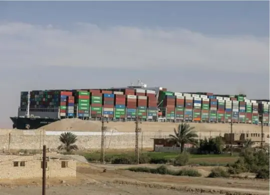  ?? Reuters ?? De Ever Given liep op 23 maart vast en blokkeerde een week lang het Suezkanaal.
